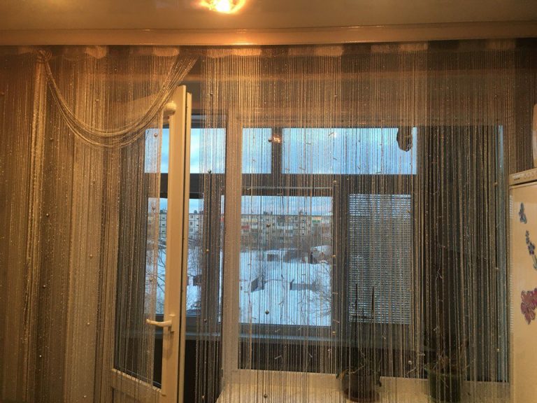Нитяные шторы в интерьере гостиной на окно фото