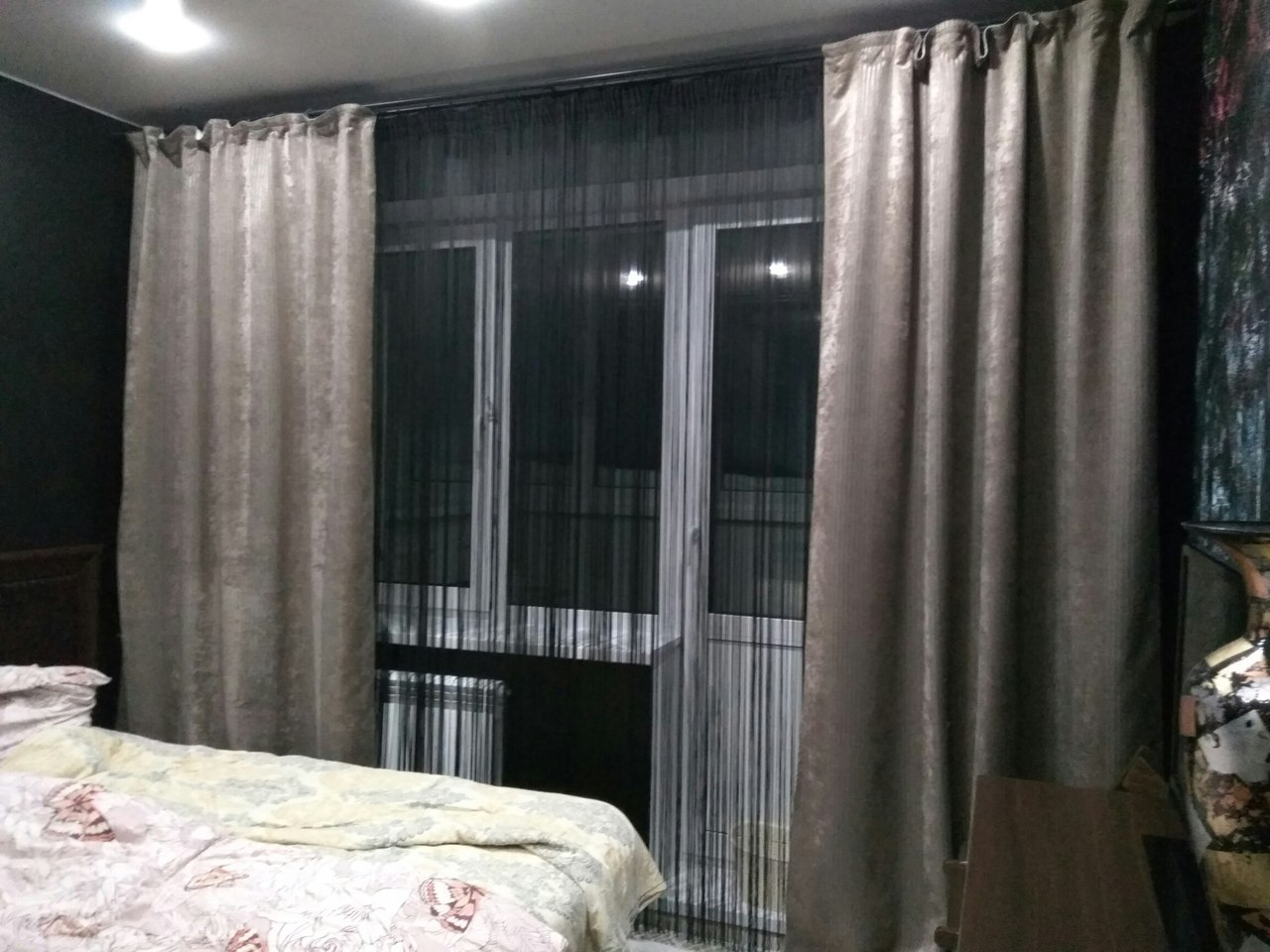Черная нитяная штора в спальне