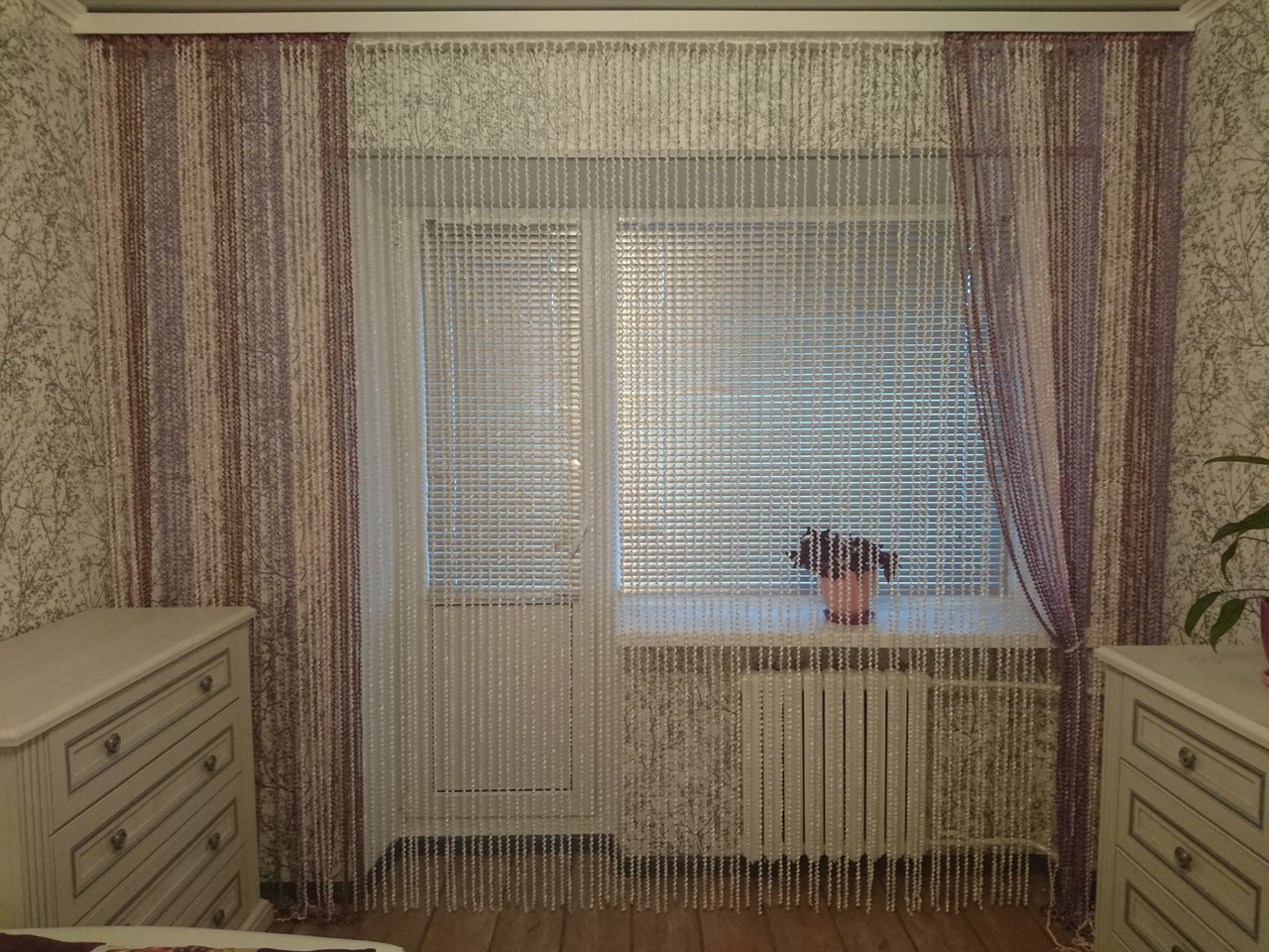 шторы сетка в интерьере гостиной фото